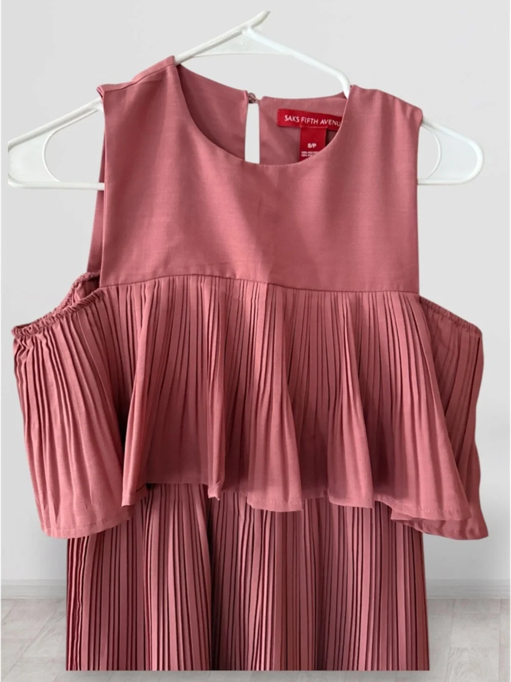 Saks Fifth Avenue Pleated Cold Shoulder Tiered Dress in Rose - Size S - Picture 5 of 7